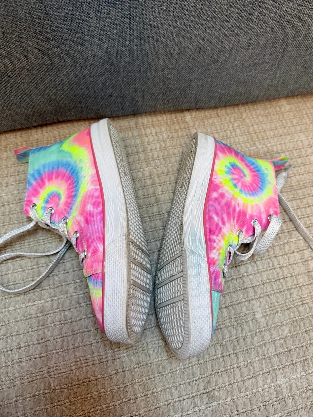 EUC THE CHILDRENS PLACE SIZE 3 BIG GIRL TIE DYE HIGH TOP SNEAKERS